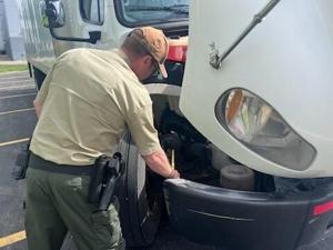 Illinois trucker warns foreign firms faking logs, dodging rules, risking safety Illinois trucker warns foreign firms faking logs, dodging rules, risking safety