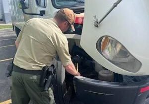 Illinois trucker warns foreign firms faking logs, dodging rules, risking safety Illinois trucker warns foreign firms faking logs, dodging rules, risking safety